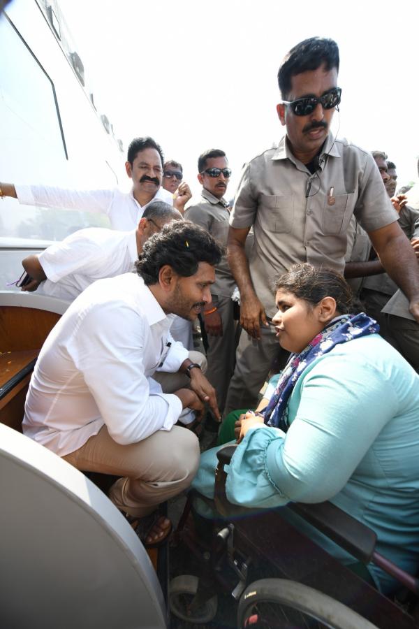 CM YS Jagan Memantha Siddham Bus Yatra At Vinukonda Photos - Sakshi13