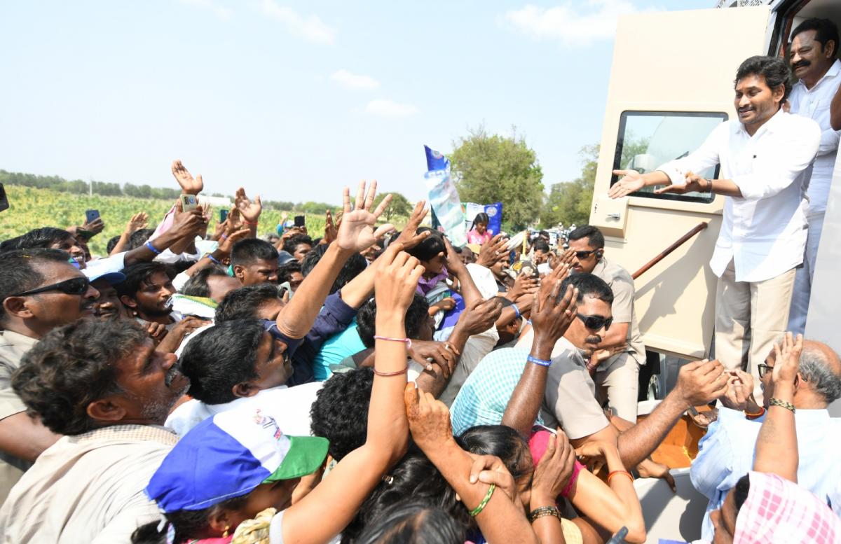CM YS Jagan Memantha Siddham Bus Yatra At Vinukonda Photos - Sakshi14