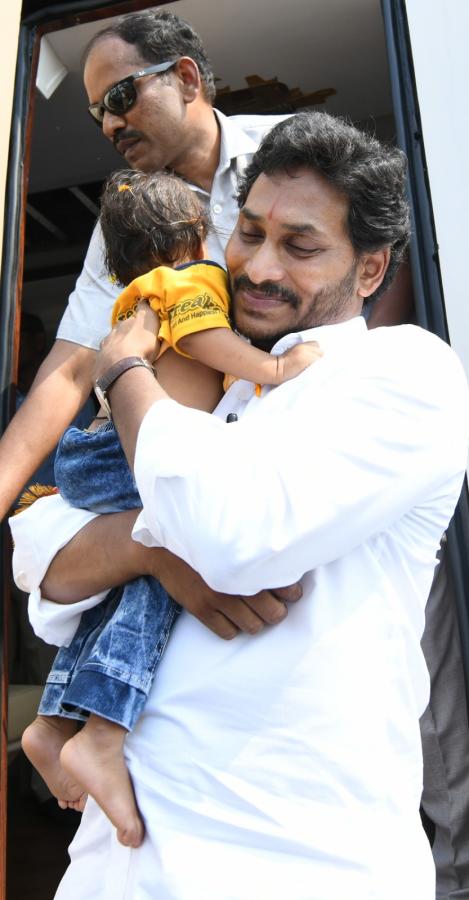 CM YS Jagan Memantha Siddham Bus Yatra At Vinukonda Photos - Sakshi15