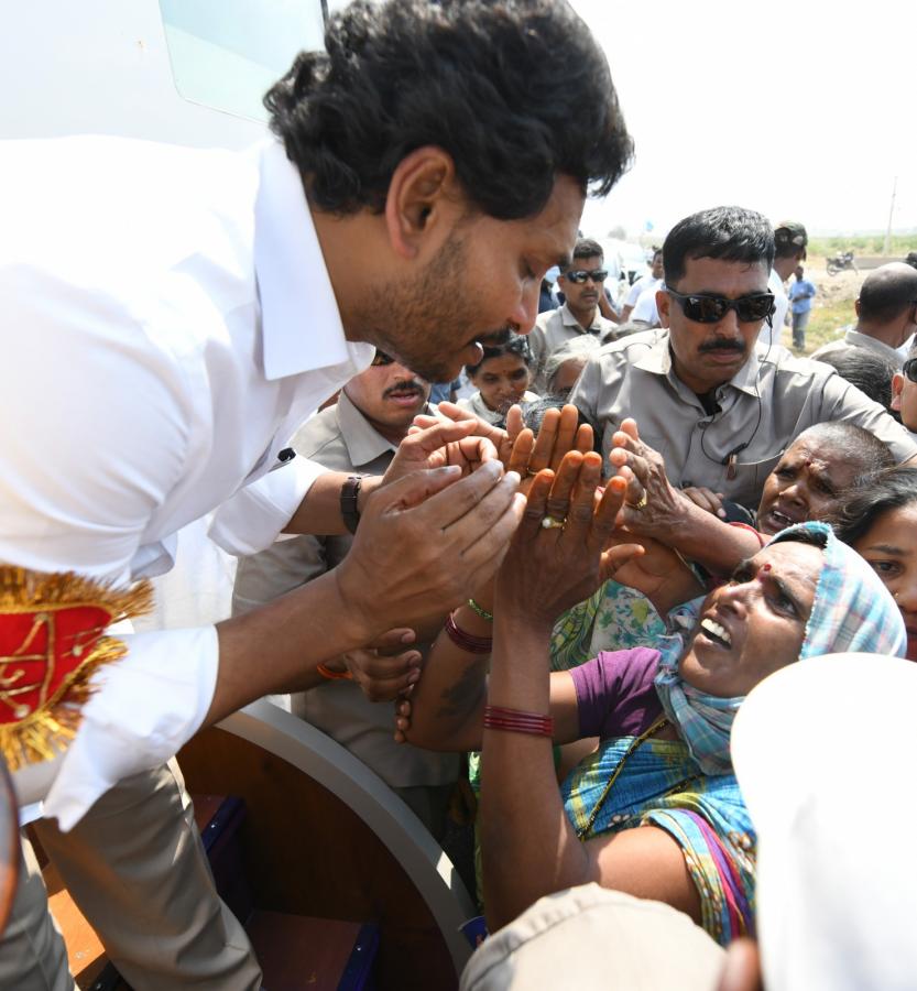 CM YS Jagan Memantha Siddham Bus Yatra At Vinukonda Photos - Sakshi16