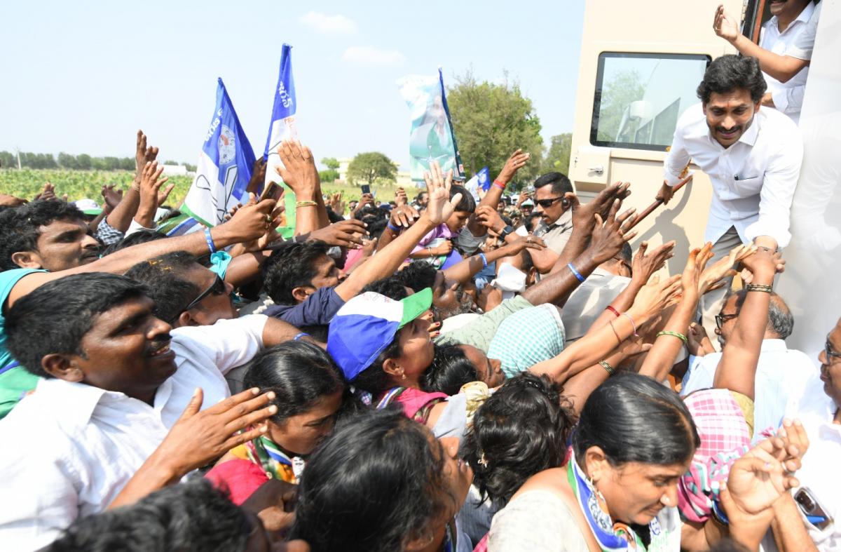CM YS Jagan Memantha Siddham Bus Yatra At Vinukonda Photos - Sakshi17
