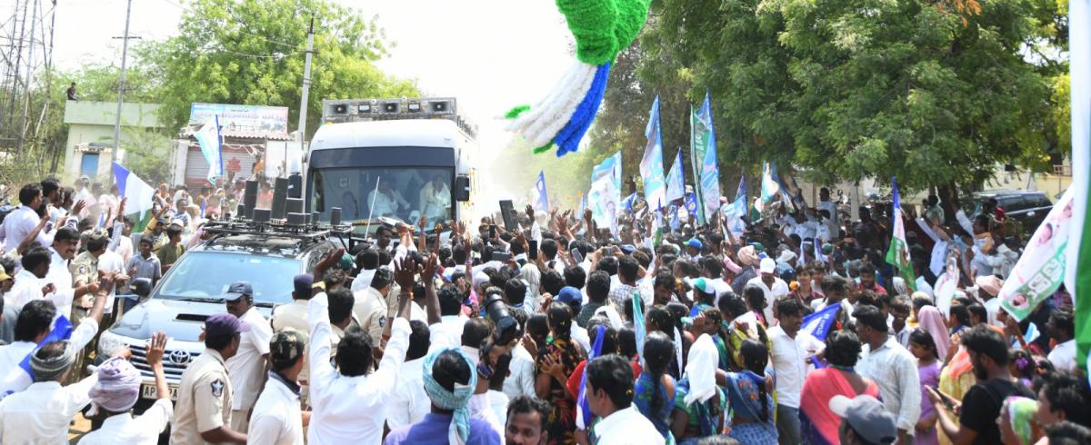 CM YS Jagan Memantha Siddham Bus Yatra At Vinukonda Photos - Sakshi18