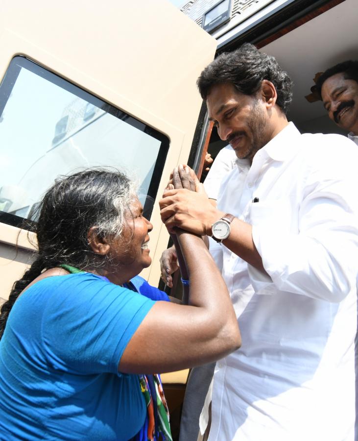 CM YS Jagan Memantha Siddham Bus Yatra At Vinukonda Photos - Sakshi19