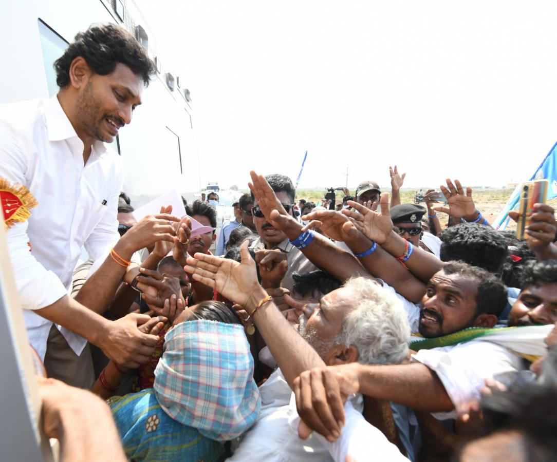 CM YS Jagan Memantha Siddham Bus Yatra At Vinukonda Photos - Sakshi20