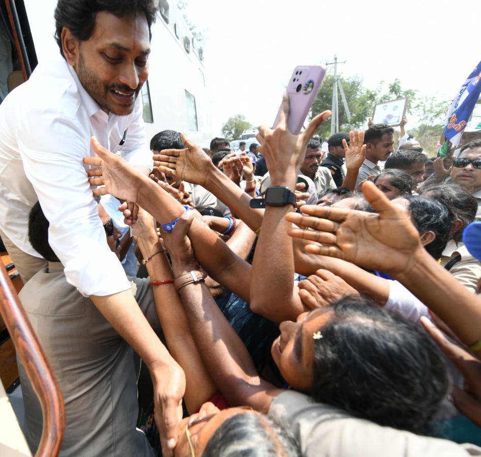 CM YS Jagan Memantha Siddham Bus Yatra At Vinukonda Photos - Sakshi22