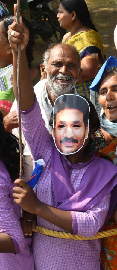 CM YS Jagan Memantha Siddham Bus Yatra At Vinukonda Photos - Sakshi23