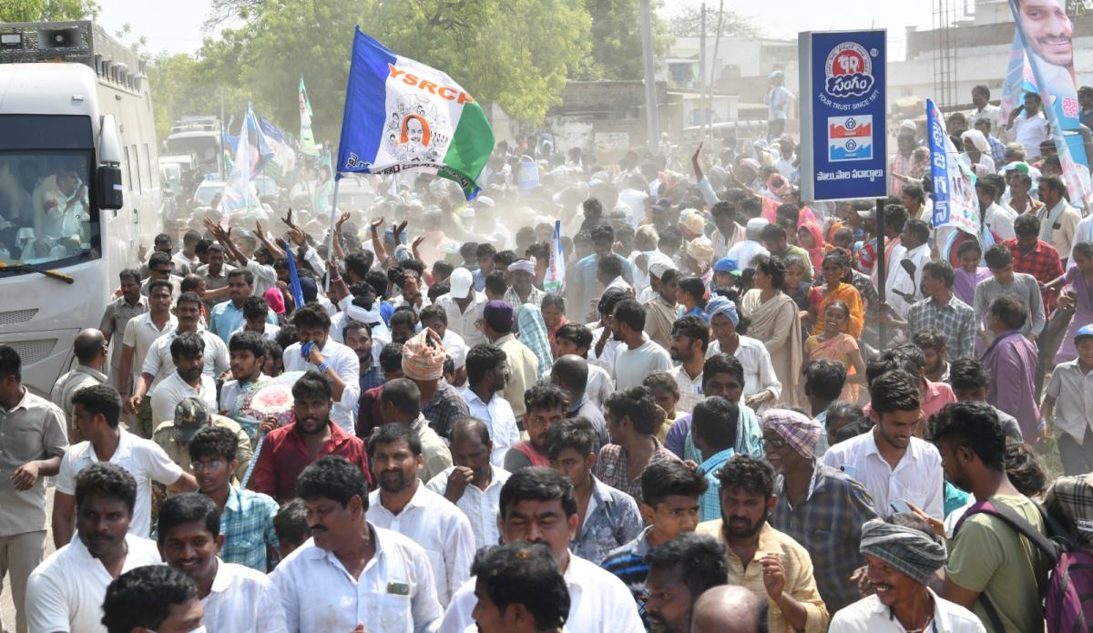 CM YS Jagan Memantha Siddham Bus Yatra At Vinukonda Photos - Sakshi27