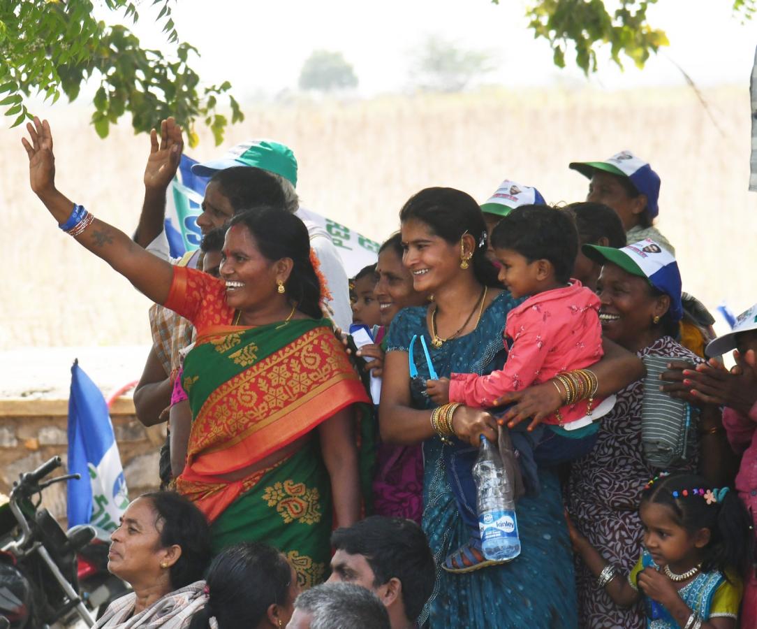 CM YS Jagan Memantha Siddham Bus Yatra At Vinukonda Photos - Sakshi28