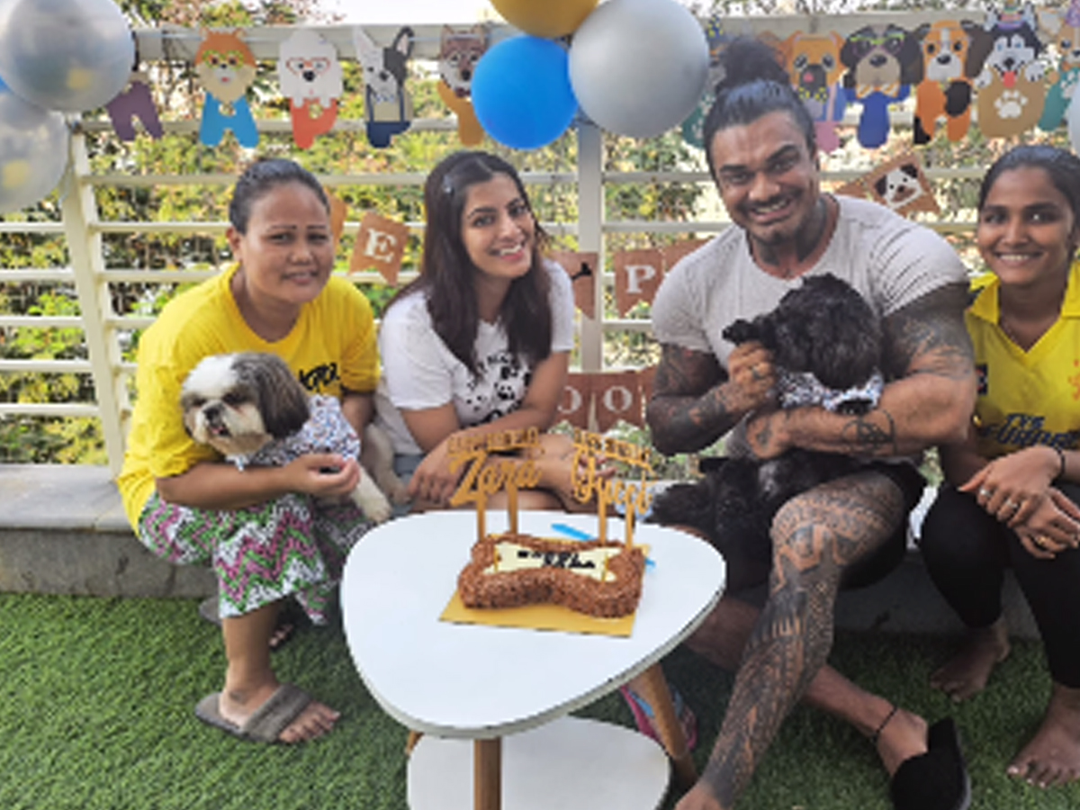 Varalaxmi Sarathkumar Celebrates Pets Birthday With Boyfriend  - Sakshi15