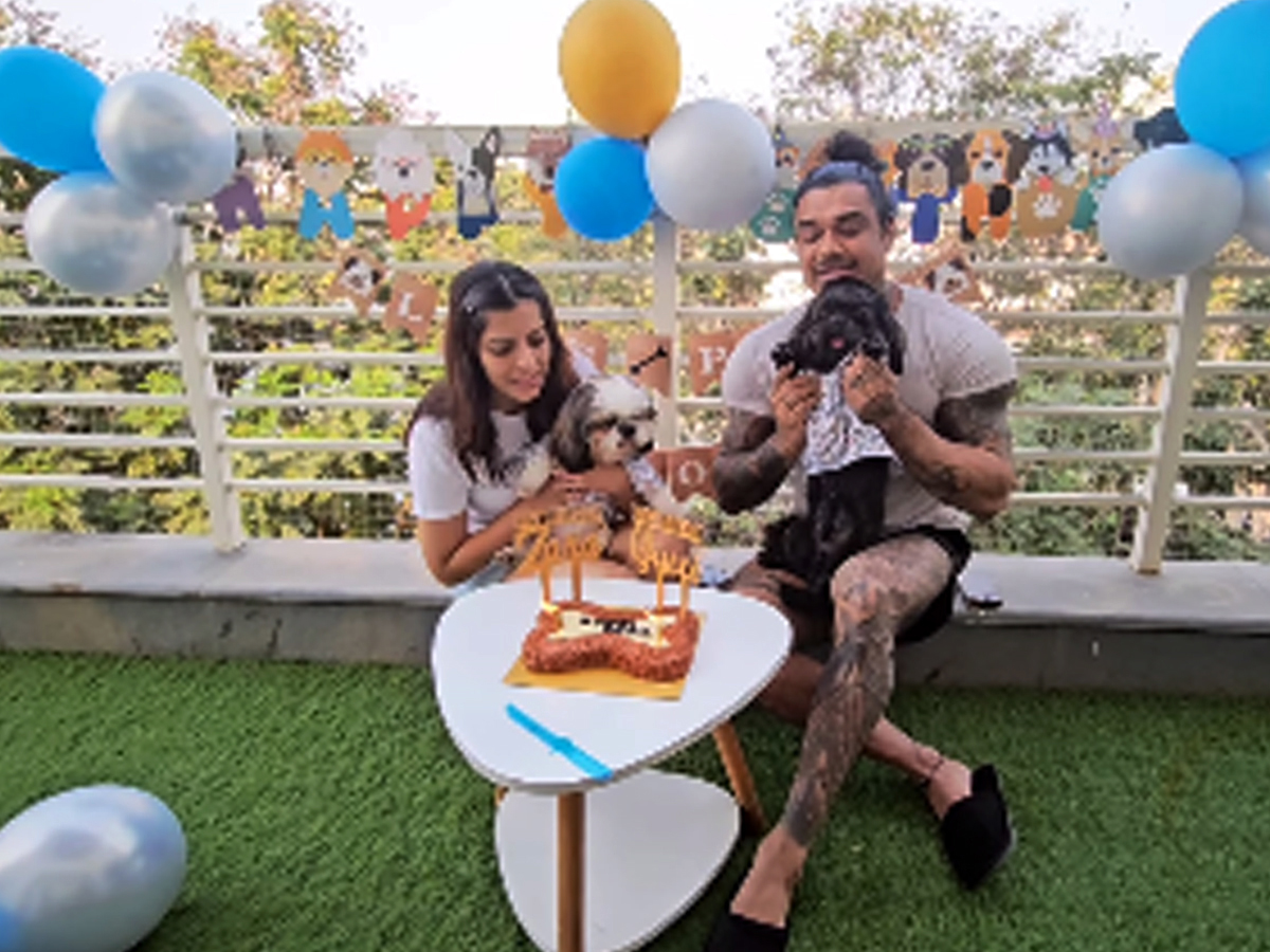 Varalaxmi Sarathkumar Celebrates Pets Birthday With Boyfriend  - Sakshi7