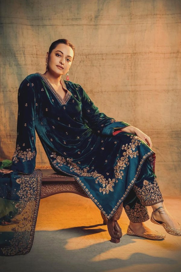 Bollywood Beauty Sonakshi Sinha Looks Stunning In Velvet Dress2