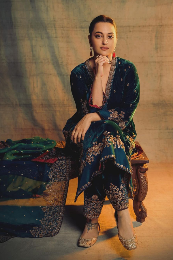 Bollywood Beauty Sonakshi Sinha Looks Stunning In Velvet Dress4