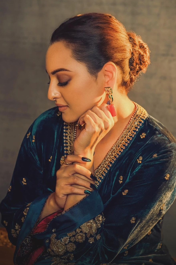 Bollywood Beauty Sonakshi Sinha Looks Stunning In Velvet Dress5