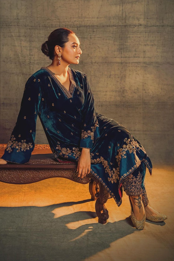 Bollywood Beauty Sonakshi Sinha Looks Stunning In Velvet Dress7