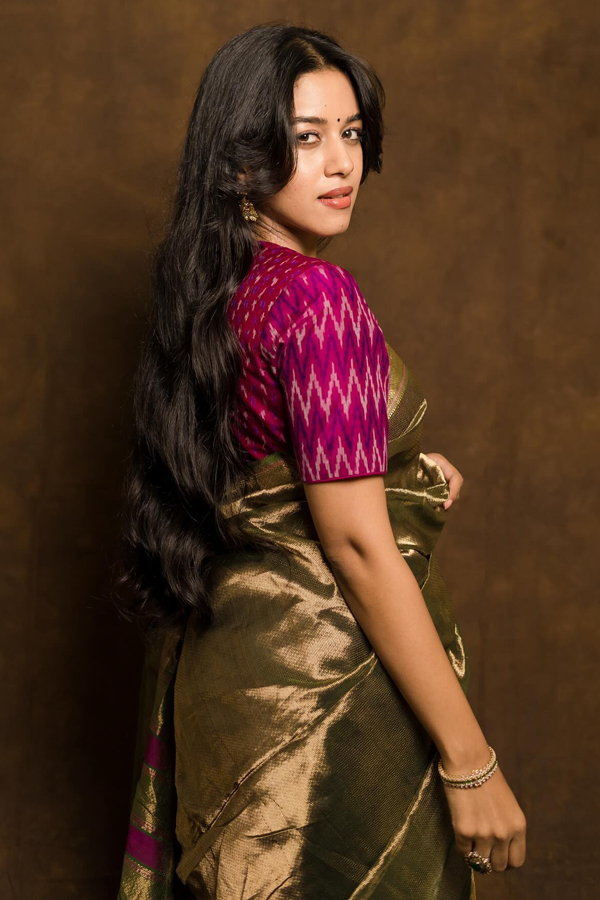 Love Guru Beauty Mirnalini Ravi Birthday Photos Goes Viral16