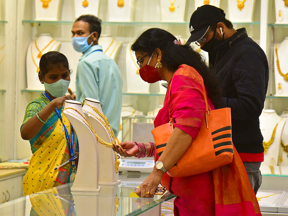 Akshaya Tritiya Offer : huge Rush at Gold Shops in Hyderabad14