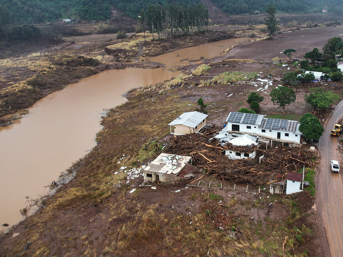 Brazil floods: Hundreds of Rio Grande do Sul towns under water photos33