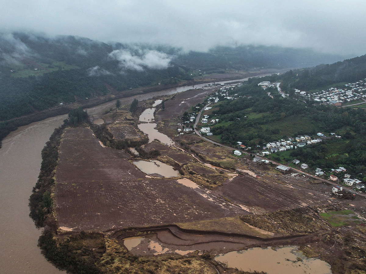 Brazil floods: Hundreds of Rio Grande do Sul towns under water photos34