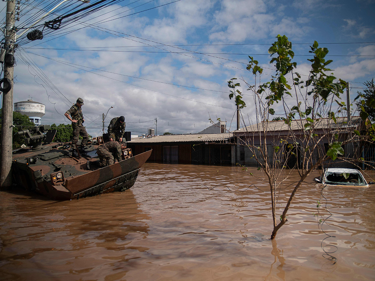 Brazil floods: Hundreds of Rio Grande do Sul towns under water photos36