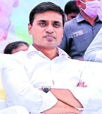 నేను లోకల్‌.. గెస్ట్‌ పొలిటిషియన్‌ కాదు 1