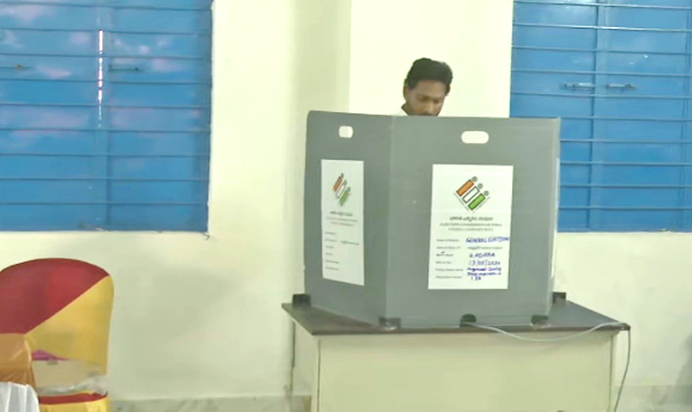 Politicians Post Voting Photos: : ఓటేసిన రాజకీయ ప్రముఖులు, అధికారులు ...