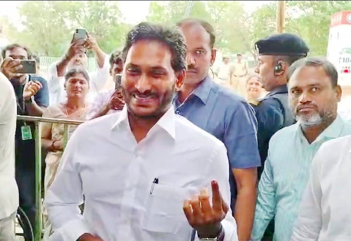 Politicians Post Voting Photos: : ఓటేసిన రాజకీయ ప్రముఖులు, అధికారులు ...