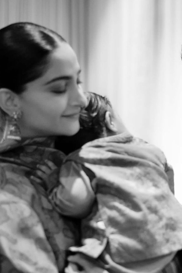  Mother's Day 2024: Check These Beautiful Bollywood Mothers 3