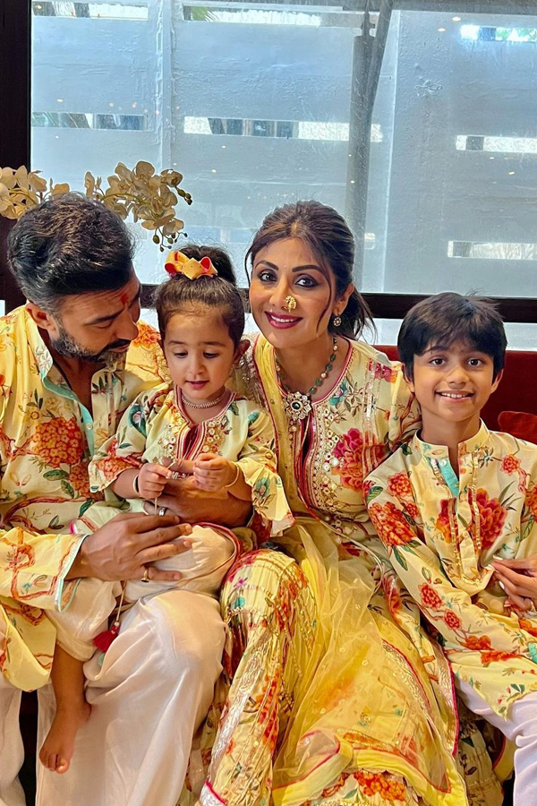  Mother's Day 2024: Check These Beautiful Bollywood Mothers 7