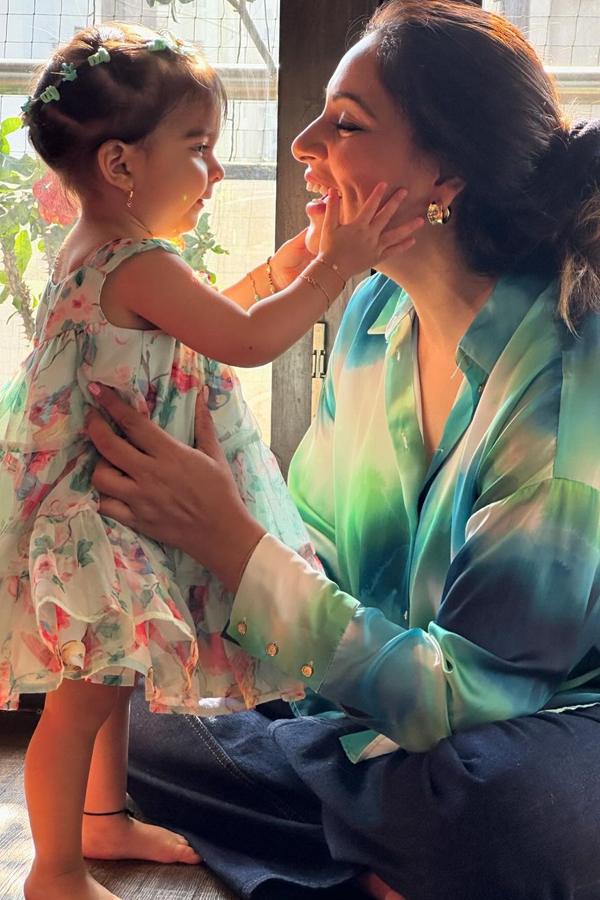  Mother's Day 2024: Check These Beautiful Bollywood Mothers 8