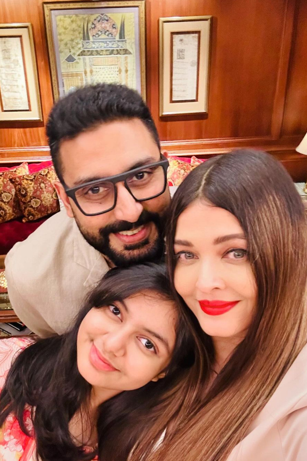  Mother's Day 2024: Check These Beautiful Bollywood Mothers 10