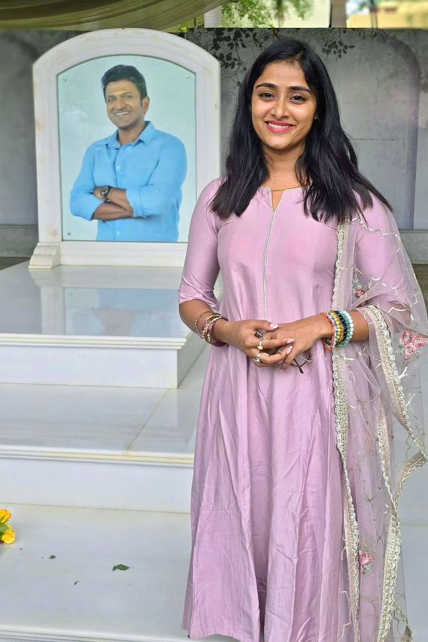 Sangeetha Sringeri: పునీత్‌ రాజ్‌కుమార్‌ సమాధి వద్ద నటి బర్త్‌డే ...