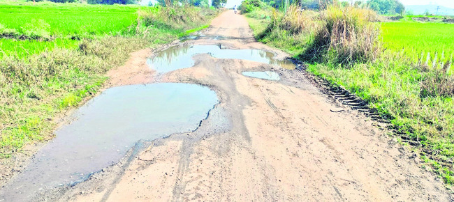 వెళ్దామంటే దారులు లేవు 1