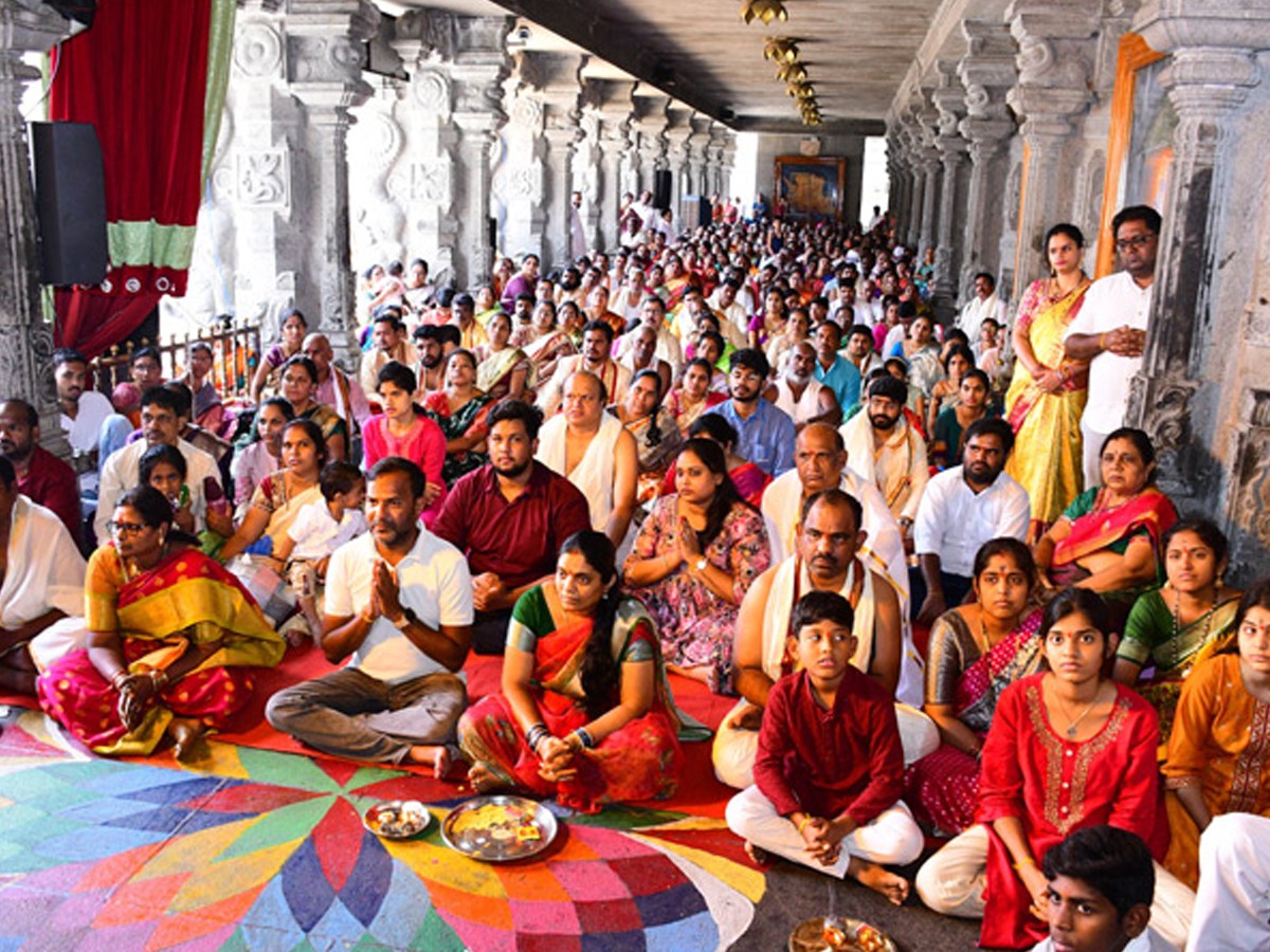 Devoties Rush At Yadadri Sri Laxmi Narasimha Swamy Temple: Photos Viral1