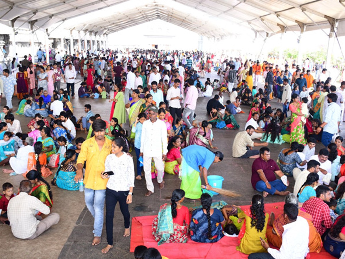 Devoties Rush At Yadadri Sri Laxmi Narasimha Swamy Temple: Photos Viral3