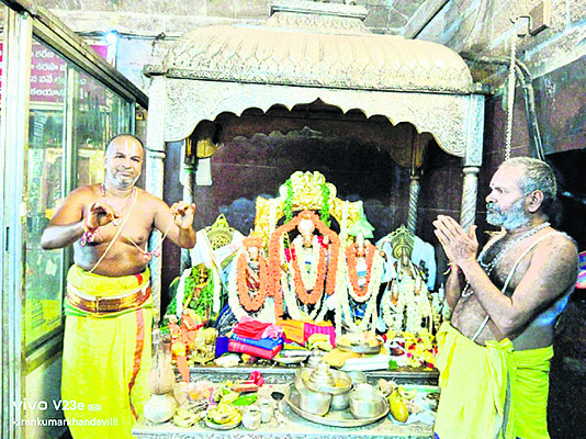 రాములోరికి ప్రత్యేక పూజలు1