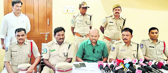 చిరుతపులి చర్మం, స్మగ్లర్ల పట్టివేత1