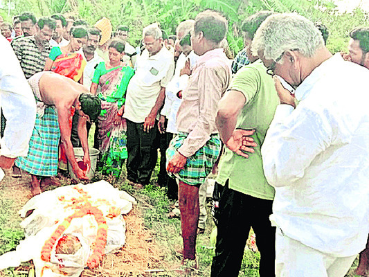 మల్లేష్‌కు కన్నీటి వీడ్కోలు 1