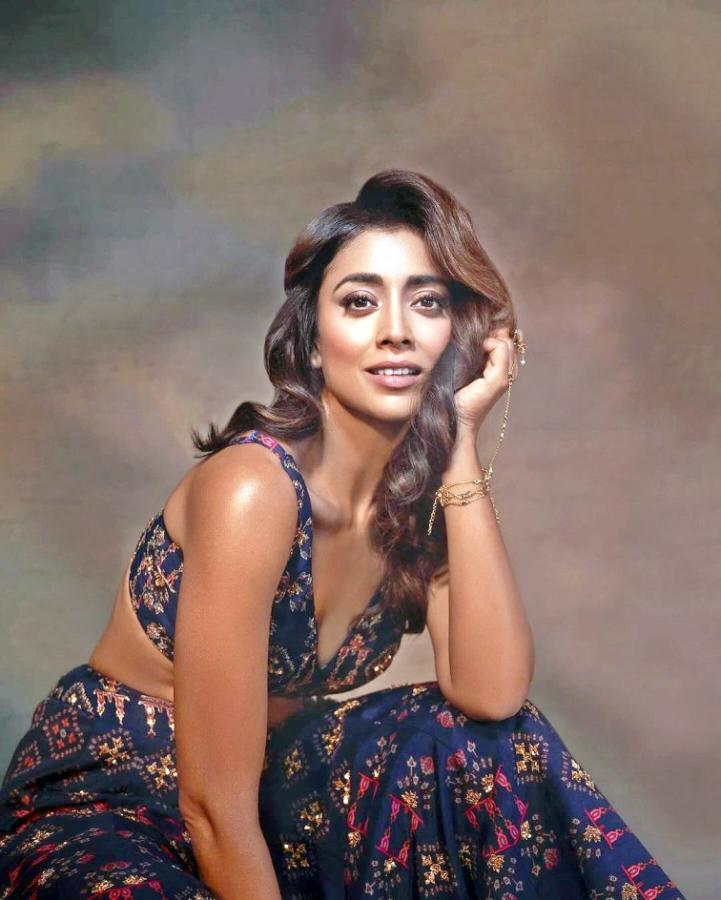 Actress Shriya Saran Latest Black Outfit Goes Viral6