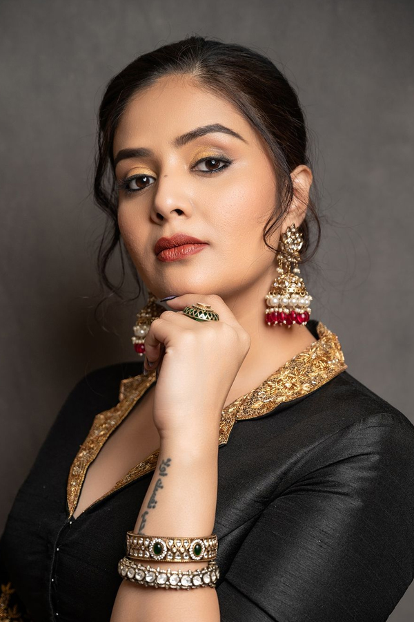 Telugu Anchor Srimukhis Fashion Looks Photos Viral7
