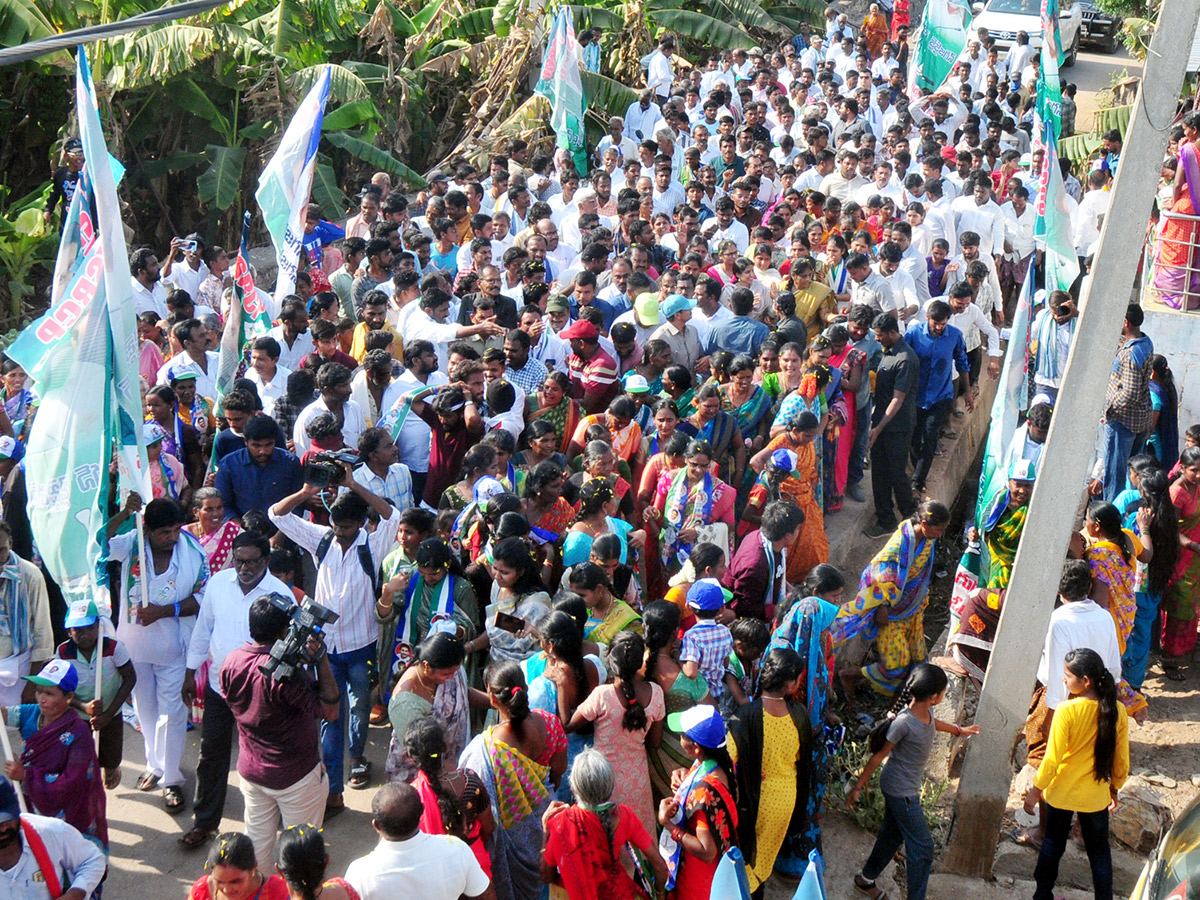 YS Bharathi Election Campaign In Pulivendula Photos12