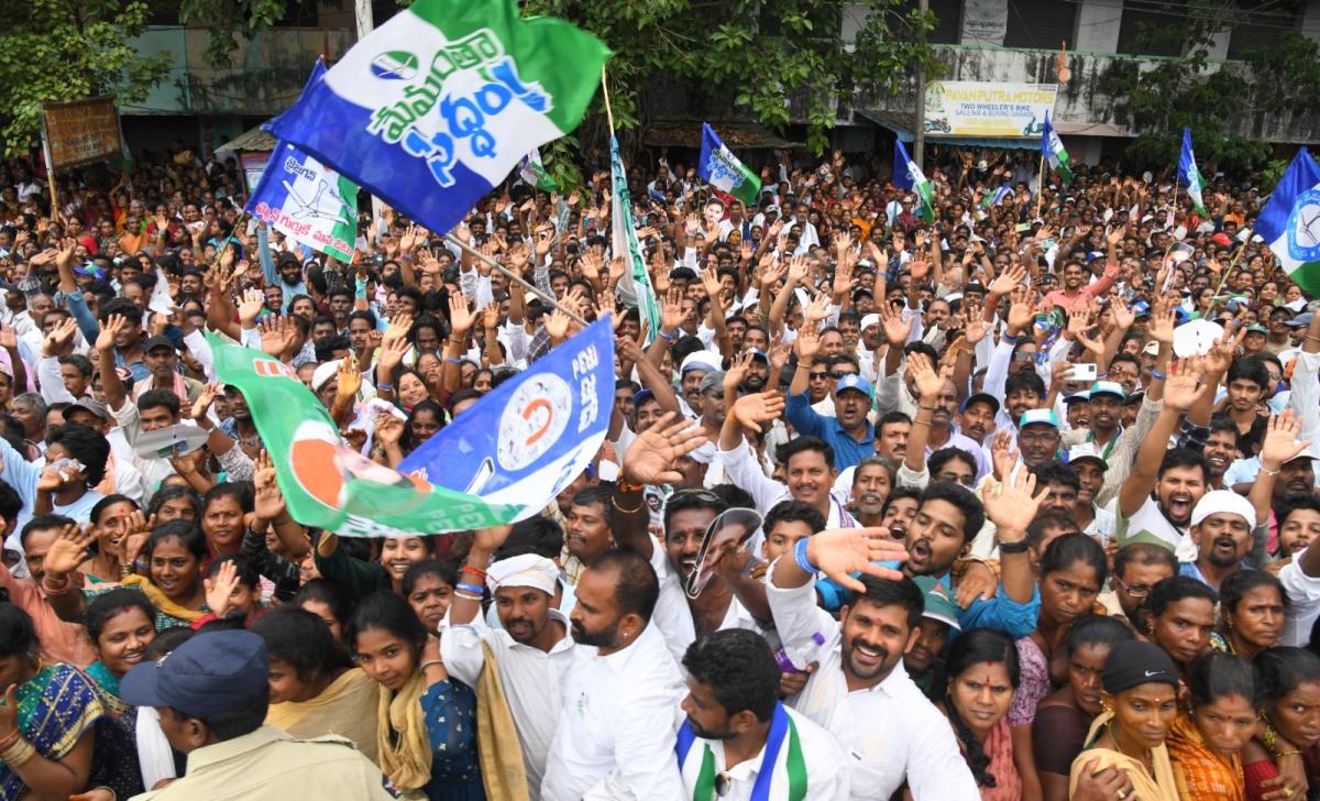 CM YS Jagan At Gajuwaka Road Show In Visakhapatnam: Photos15