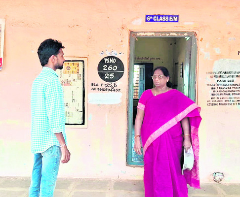 పోలింగ్ కేంద్రాల పరిశీలన1