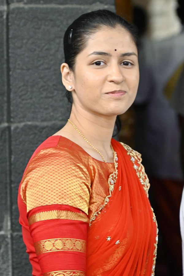 కుటుంబ సభ్యులతో శ్రీవారి సేవలో టేబుల్‌ టెన్నిస్‌ క్రీడాకారిణి ‘నైనా ...
