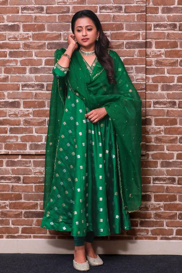 'Life Itself Is A Long Lesson': Suma Kanakala Latest Photos Goes Viral14