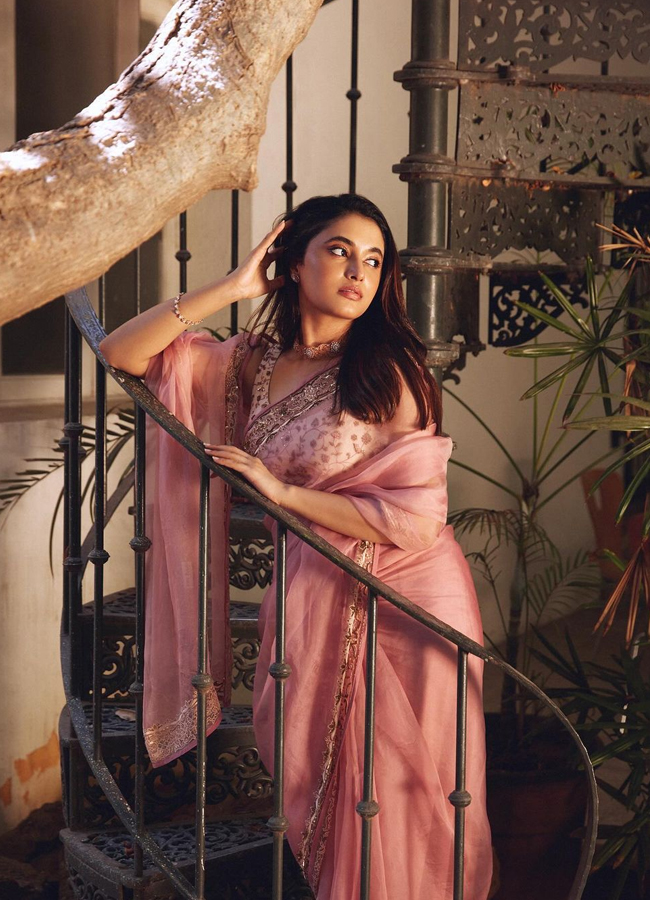 Actress Priyanka Arul Mohan Beautiful Photos Viral11