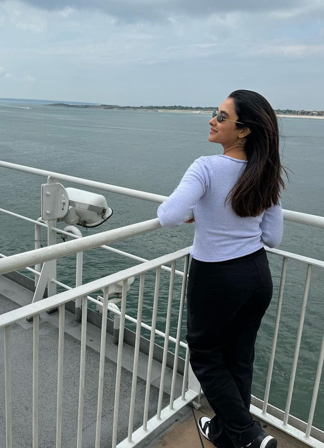 Actress Priyanka Arul Mohan Beautiful Photos Viral9
