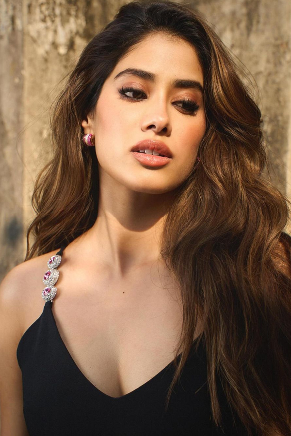 Janhvi Kapoor Fashion On Cricket Themed Outfits And Jewellery Amazing Photos30