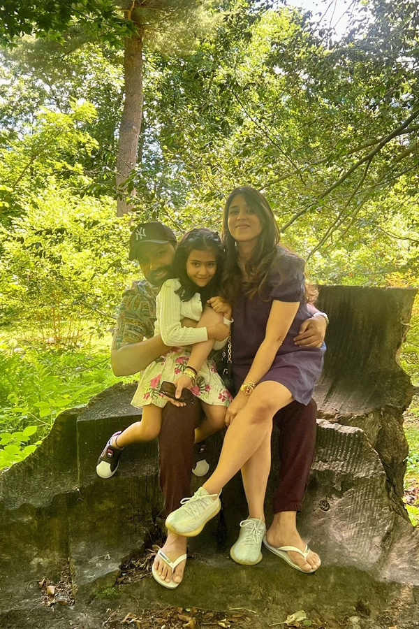 Rohit Sharma Enjoys Day Break With Wife and Daughter After Ind Win Over PAK5
