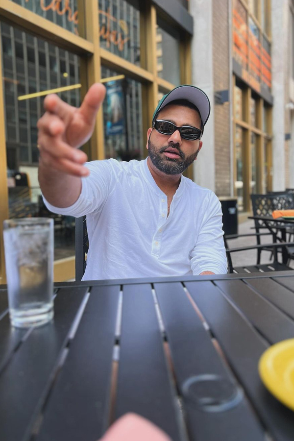 Rohit Sharma Enjoys Day Break With Wife and Daughter After Ind Win Over PAK7
