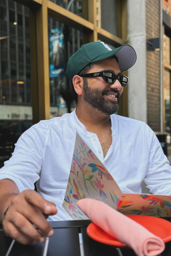 Rohit Sharma Enjoys Day Break With Wife and Daughter After Ind Win Over PAK10